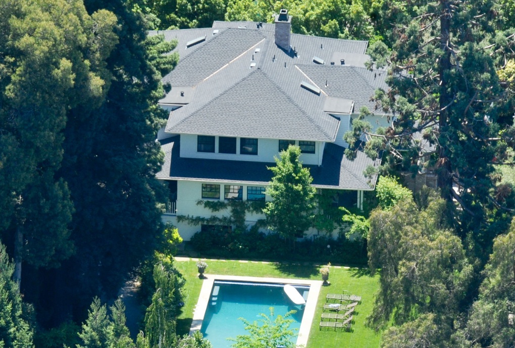 * ZUCKERBERG FINALLY BUYS HIS FIRST HOME
Facebook founder Mark Zuckerberg has treated himself to an early birthday present - he's become a first-time homeowner, splashing out on a large property in Palo Alto, California.
† The internet mogul rented a modest home in Silicon Valley in 2004 after his years at Harvard, and continued to live a frugal life there as his bank balance grew.
† But he is finally putting his billions to good use ahead of his 27th birthday on 14 May (11), and recently decided to upgrade his living quarters with a new house in Palo Alto, just a 10-minute drive away from Facebook's new offices in Menlo Park.
† Reports suggest the new home cost Zuckerberg around $7 million (£4.38 million) - a tiny expense considering his personal wealth is currently estimated at $13.5 billion. (MT/WNWC) STRICTLY NO INTERNET USE **Exclusive Allrounder**
Aerial
the new home of Facebook founder Mark Zuckerberg
Palo Alto, California - 2011
Credit: Nick Stern/WENN.com